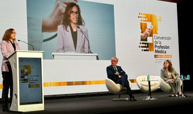 La ministra de Sanidad, Mónica García, ha inaugurado la VIII Convención de la Profesión Médica junto a Tomás Cobo, presidente de la OMC y Fátima Matute