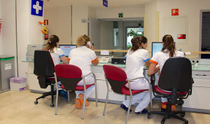 "Las enfermeras trabajan de uniforme, los médicos van como quieren"