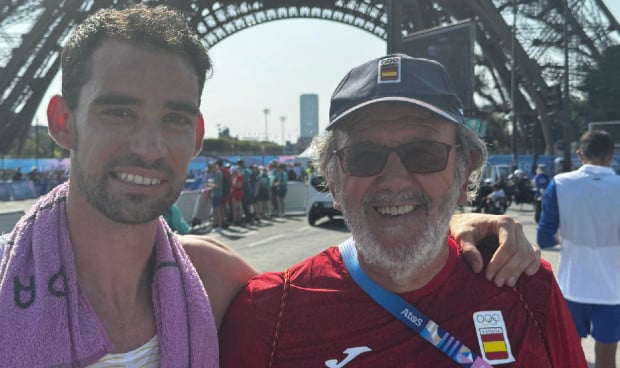 Álvaro Martín, ganador de la medalla de bronce en los 20 kilómetros marcha, y Pablo del Río, su psicólogo deportivo.