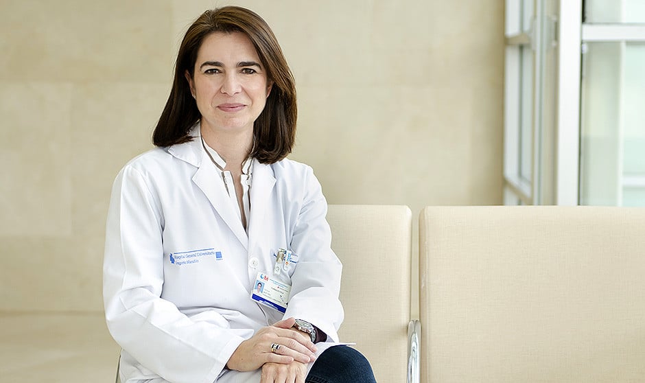 La presidenta de la SEFH, Cecilia Martínez, felicita a Redacción Médica por su 20 aniversario