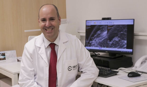 El oncólogo Javier Cortés consigue datos positivos de supervivencia frente a cáncer de mama metastásico HER2+