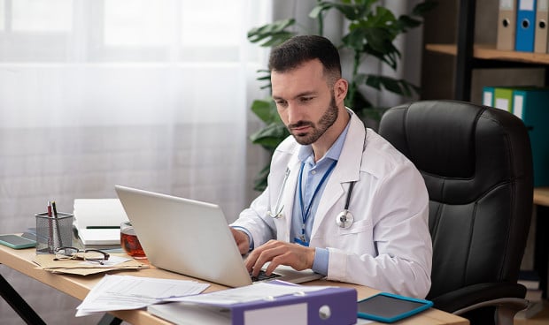 "Si lo que quieres es ganar mucho dinero en Medicina no hagas Oncología"