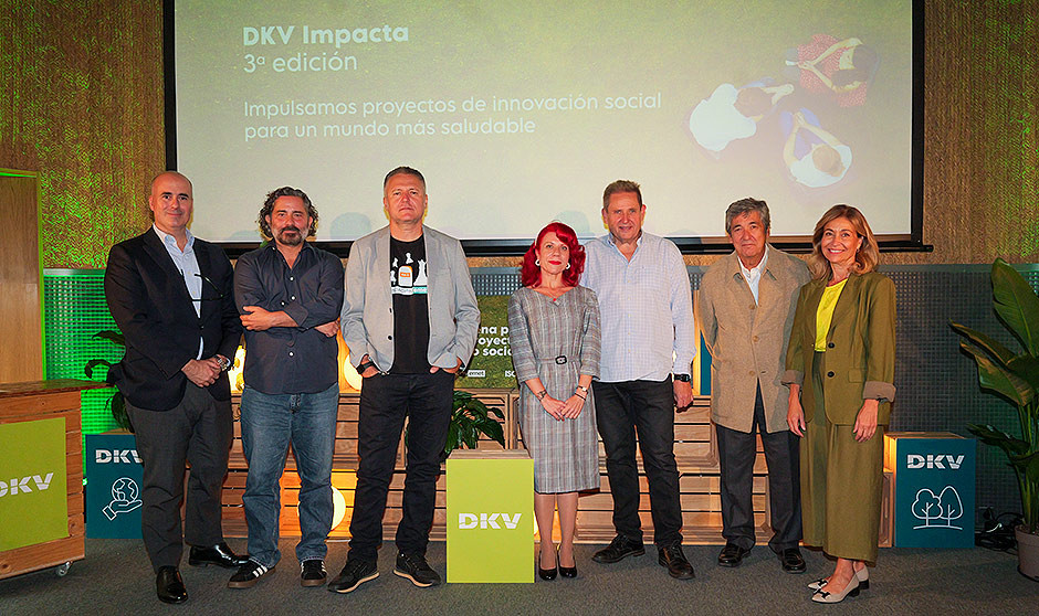 Fernando Campos, CEO de DKV Seguros junto a los cinco presentadores de los proyectos de innovación social y Pilar Madre Directora de Experiencia de Calidad y Sostenibilidad de DKV.