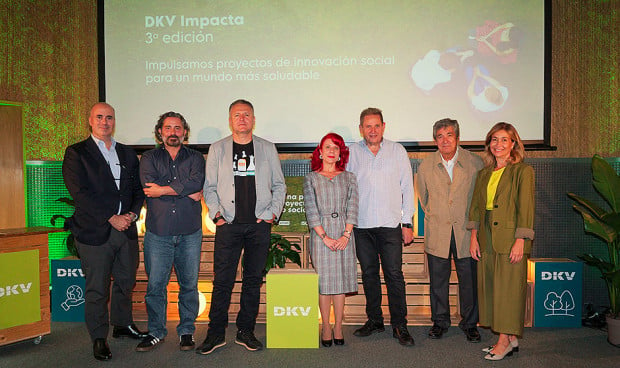 Fernando Campos, CEO de DKV Seguros junto a los cinco presentadores de los proyectos de innovación social y Pilar Madre Directora de Experiencia de Calidad y Sostenibilidad de DKV.