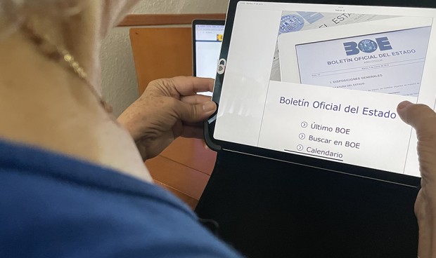 Una ciudadana consulta el Boletín Oficial del Estado (BOE)