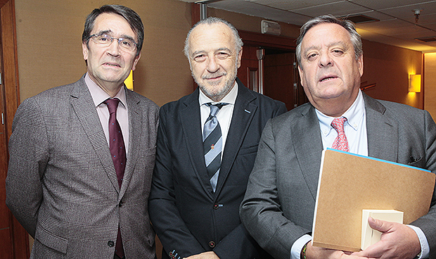 Santalices, presidente del parlamento gallego, insignia de Oro Asomega 2018
