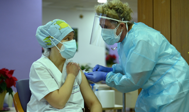Las primeras vacunaciones contra el Covid-19 de España, en imágenes