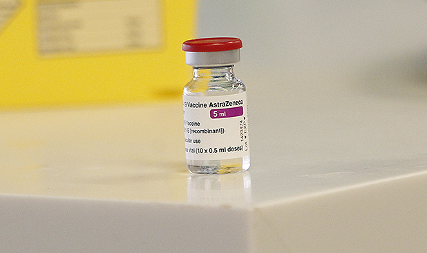 Madrid arranca la vacunación masiva del Covid-19 "con coraje y corazón"
