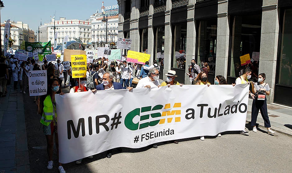 Los MIR marchan contra Sanidad: "Podemos perder una generación de médicos"