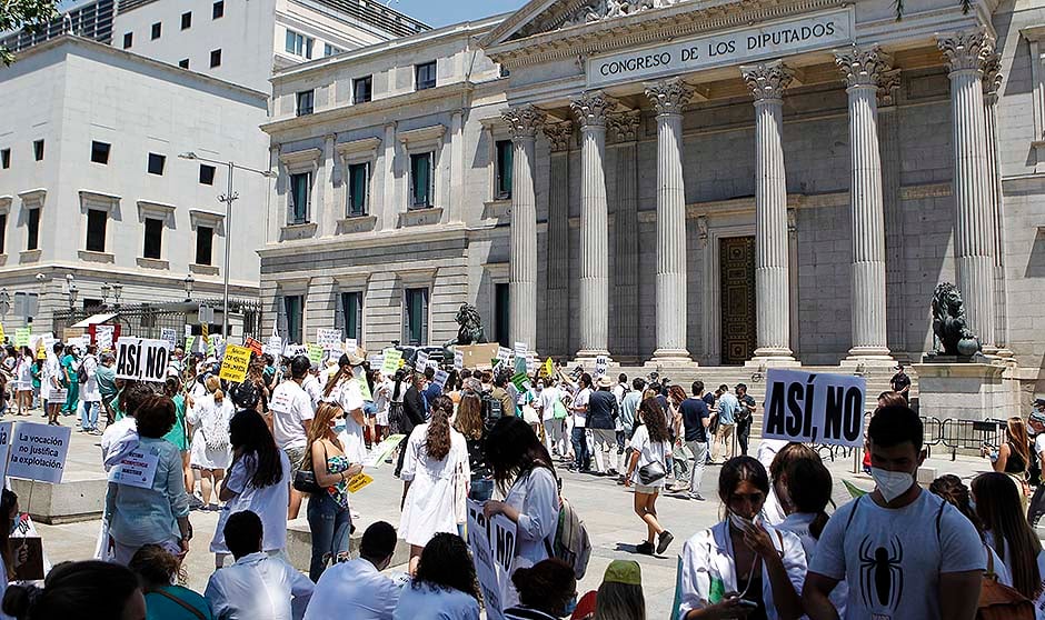 Los MIR marchan contra Sanidad: "Podemos perder una generación de médicos"