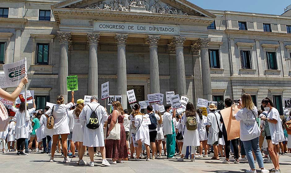 Los MIR marchan contra Sanidad: "Podemos perder una generación de médicos"