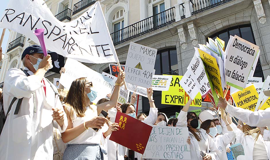 Los MIR marchan contra Sanidad: "Podemos perder una generación de médicos"