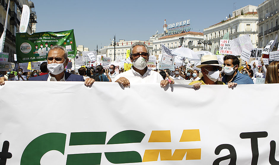 Los MIR marchan contra Sanidad: "Podemos perder una generación de médicos"