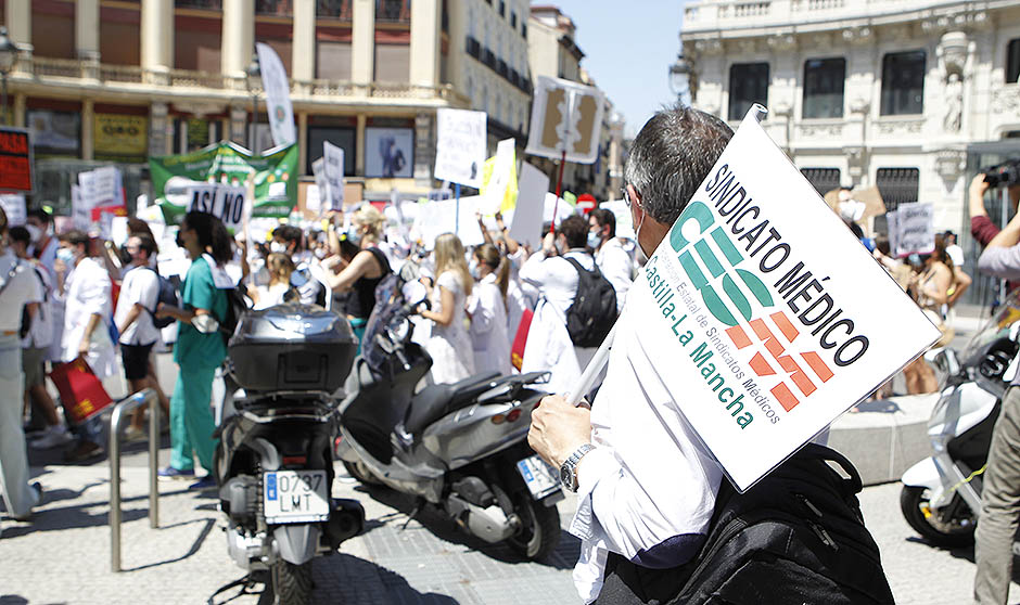 Los MIR marchan contra Sanidad: "Podemos perder una generación de médicos"