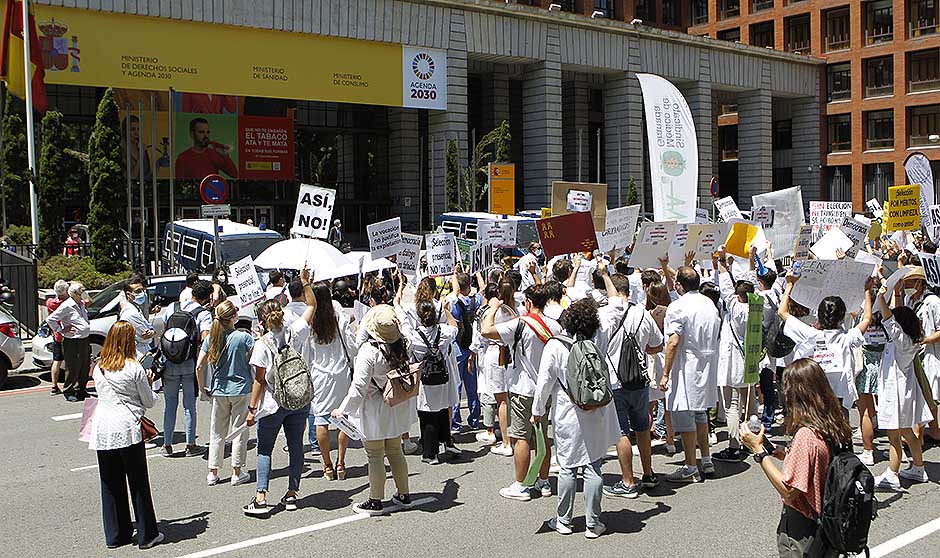 Los MIR marchan contra Sanidad: "Podemos perder una generación de médicos"