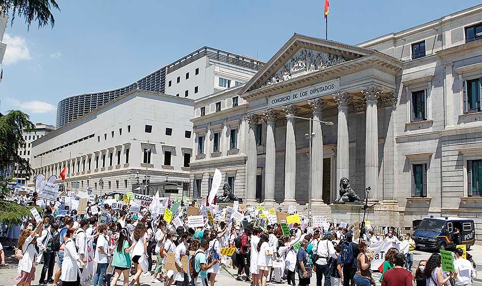 Los MIR marchan contra Sanidad: "Podemos perder una generación de médicos"