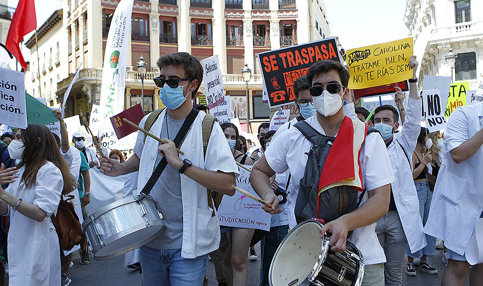 Los MIR marchan contra Sanidad: "Podemos perder una generación de médicos"