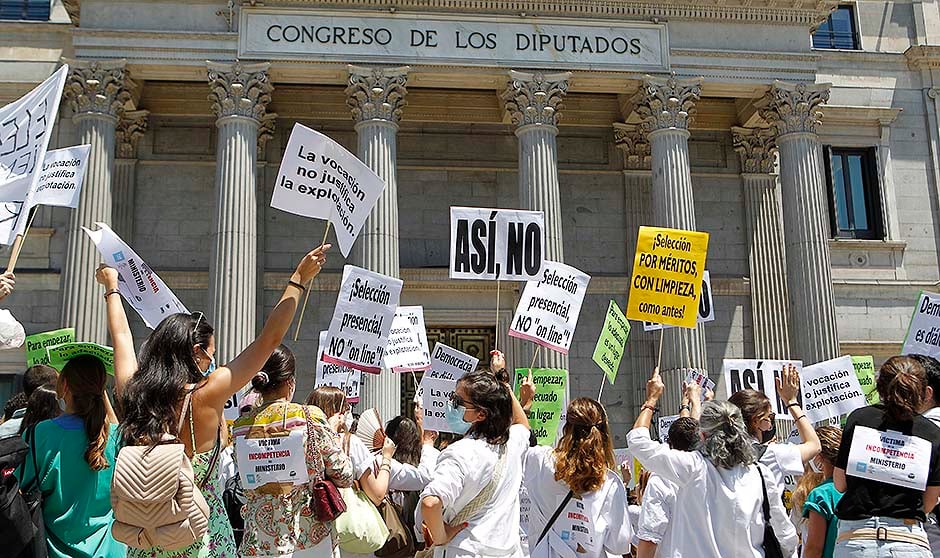 Los MIR marchan contra Sanidad: "Podemos perder una generación de médicos"