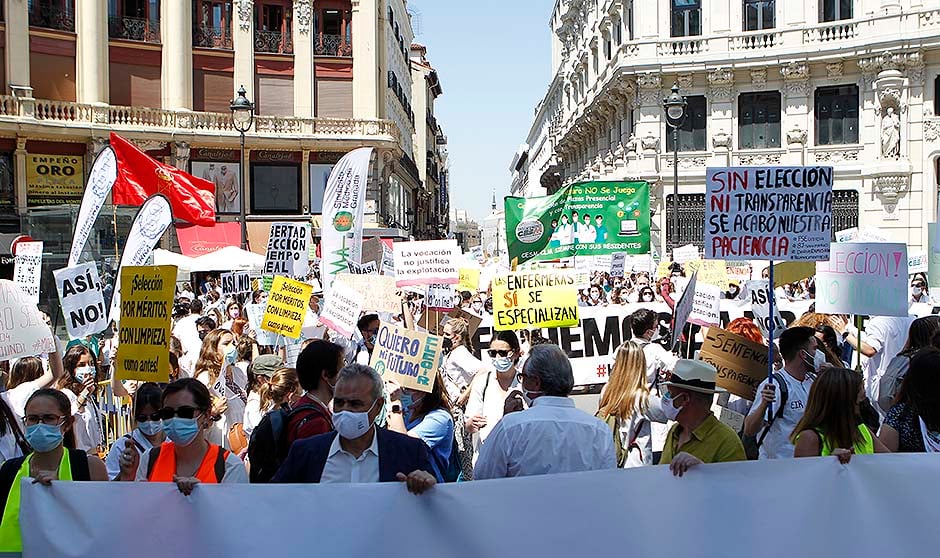 Los MIR marchan contra Sanidad: "Podemos perder una generación de médicos"