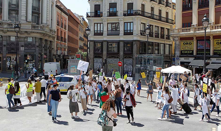 Los MIR marchan contra Sanidad: "Podemos perder una generación de médicos"