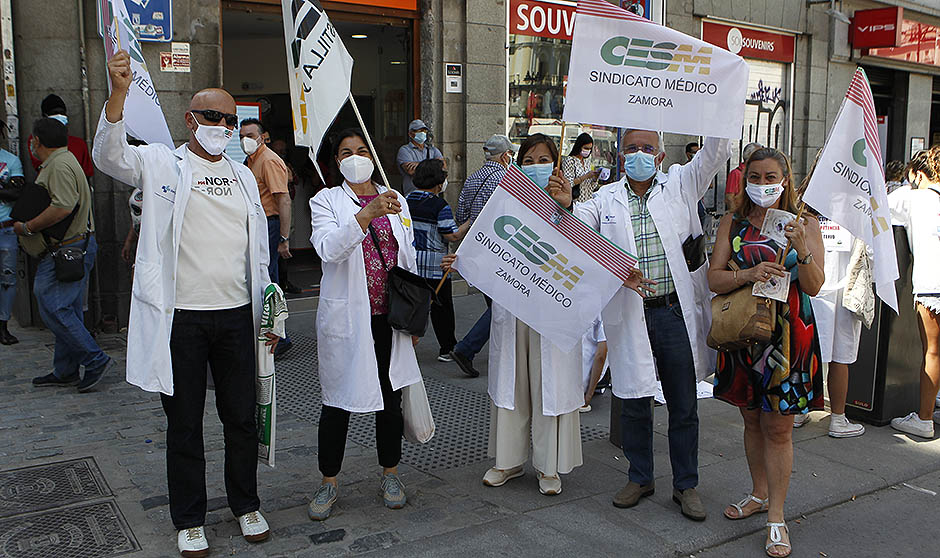 Los MIR marchan contra Sanidad: "Podemos perder una generación de médicos"