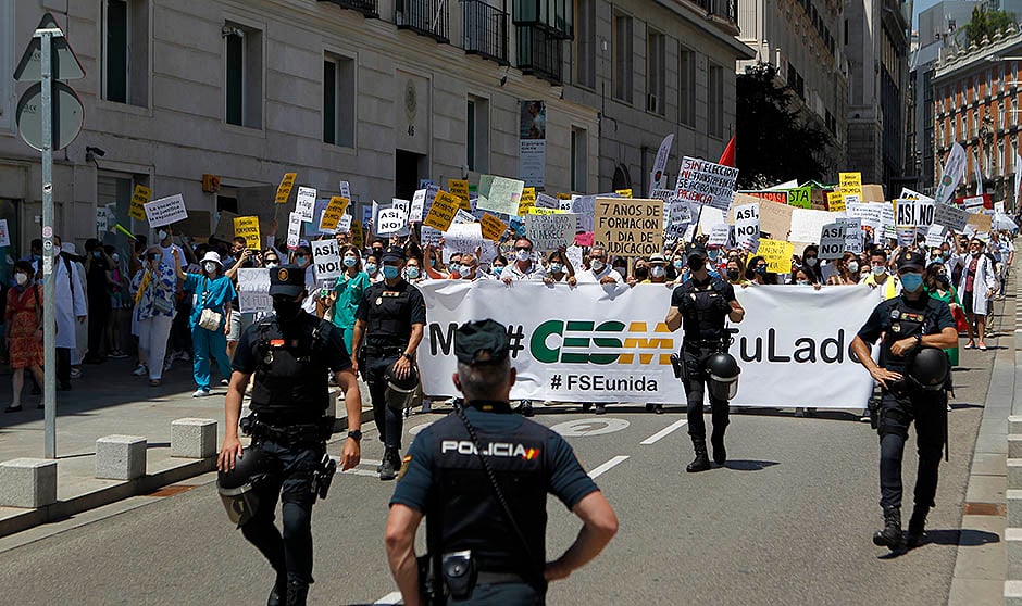 Los MIR marchan contra Sanidad: "Podemos perder una generación de médicos"