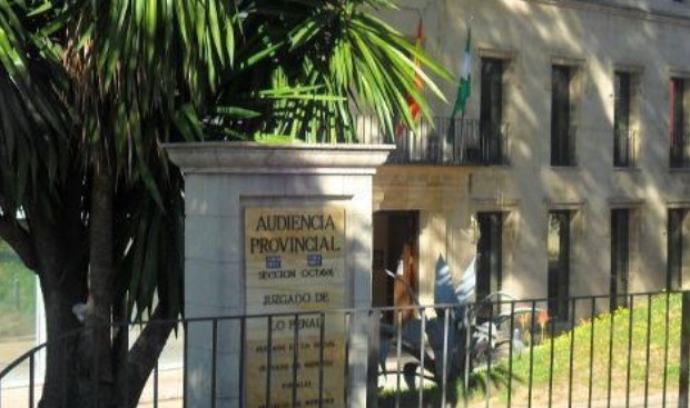 Absueltos tras no atender a una paciente que acabó tirándose por la ventana