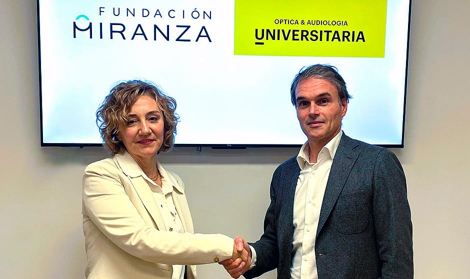  La directora de Fundación Miranza, Ana Sequí; y Aitor Leunda, director general de Óptica y Audiología Universitaria; acuerdan facilitar gafas graduadas a personas con pocos recursos.