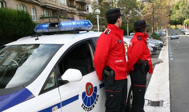 Agarra del cuello a una sanitaria por pedir que no escupa en la ambulancia