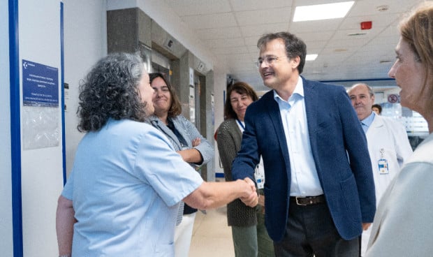 Alberto Martínez, nuevo consejero de Salud de Euskadi, durante su visita al Ambulatorio de Repelega.