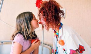 Alumnos de Medicina y Enfermería 'tratan' con risas a niños hospitalizados