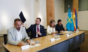 María Calvo, José Manuel Zapico, Adrián Barbón y Javier Fernández Lanero firman el Acuerdo de Concertación de Asturias. 