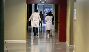 Médicos en un hospital.