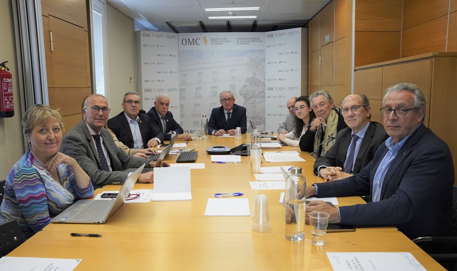 Reunión del Foro de la Profesión Médica para abordar el aumento de plazas en la universidad. 