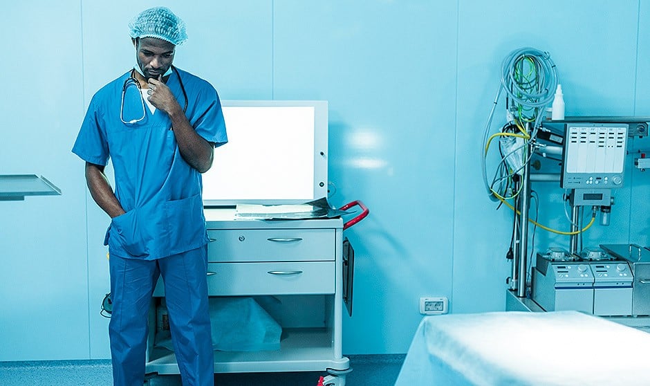 Imagen de un médico en el hospital donde la burocracia de las bajas genera mayor burnout