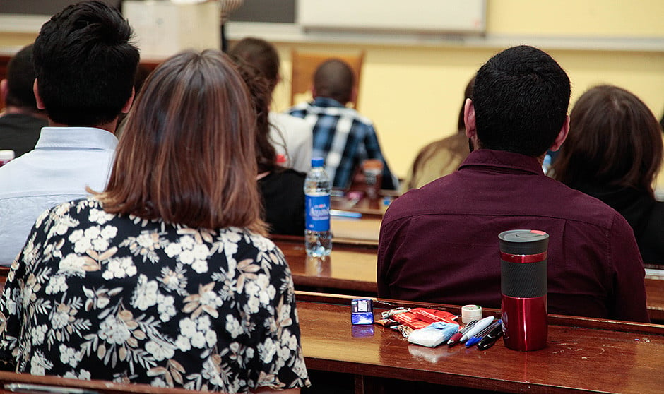 Cacao, ibuprofeno y algo de picar: los 'must' para el examen MIR 2025