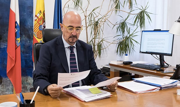 César Pascual, consejero de Salud de Cantabria.La Consejería de Salud ha reforzado el personal fijo en Inmunología y Medicina Preventiva