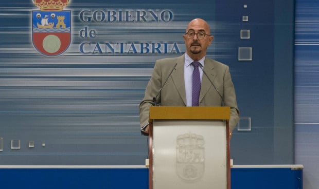 El consejero de Salud, César Pascual. El Gobierno de Cantabria se ha defendido ante las críticas, señalando que las enfermeras no han sido excluidas de su pacto con los médicos.