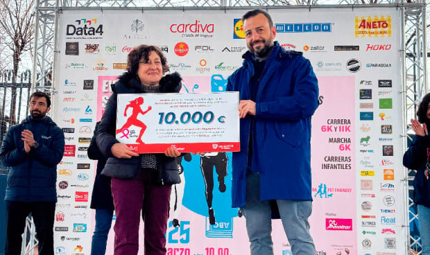 Javier Gogénola, director de Logística y Abastecimiento de Cardiva, entrega la donación a Yolanda Fernández, representante de la Fundación Vicente Ferrer.