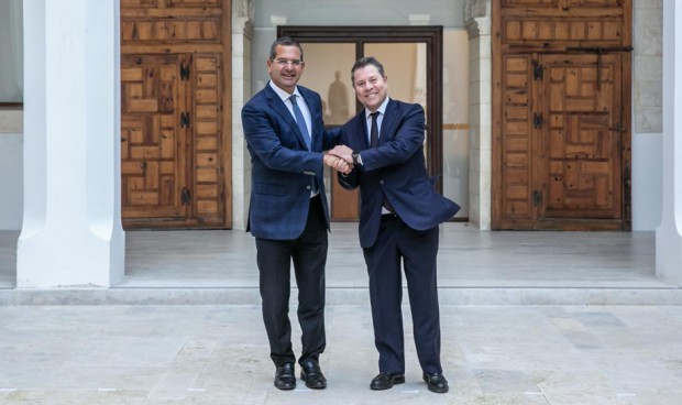 Emiliano García-Page, presidente de Castilla-La Mancha, junto a Pedro Pierluisi, Gobernador de Puerto Rico. 