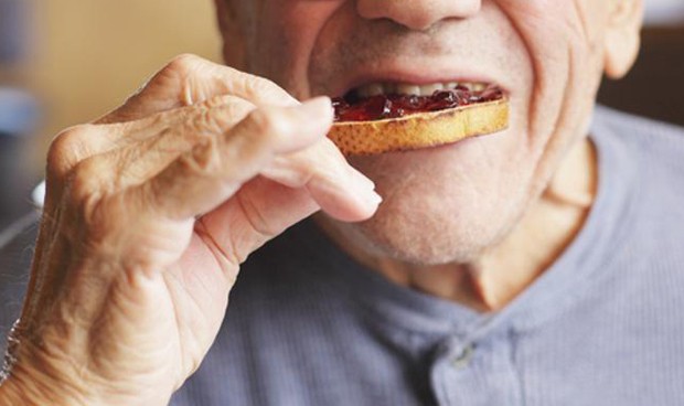 Cenar tarde y no desayunar cuadruplica el riesgo de un segundo infarto