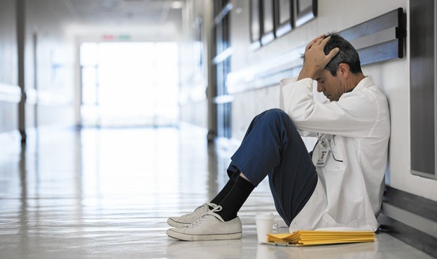 Cirujanos y rehabilitadores: 'cara y cruz' de la felicidad laboral médica