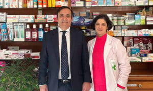 Eduardo Pastor, de Cofares, y la farmacéutica Lara Auñón sobre las farmacias rurales.