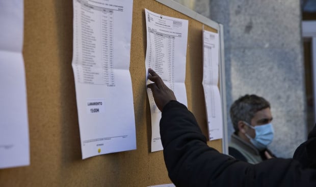 Alumno revisando notas del EIR