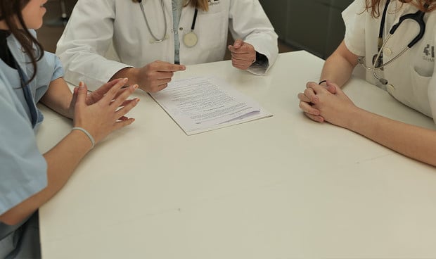 Una médica que espera su homologación del título en España da una serie de consejos para aquellos interesados en empezar el proceso.