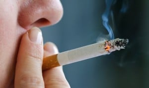 Covid-19: médicos piden prohibir de urgencia fumar en la hostelería