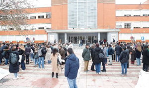 MIR 2025. Varios MIR opinan sobre las fechas de adjudicación de plazas y la incorporación a los hospitales. Más información en Redacción Médica.