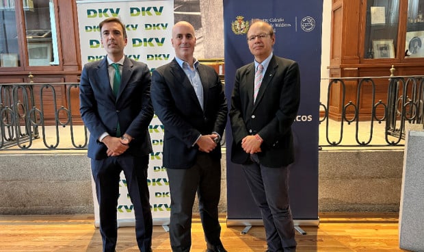 Fernando Campos, Javier Quintana y Manuel Martínez-Sellé durante la firma del acuerdo Iconem-DKV.