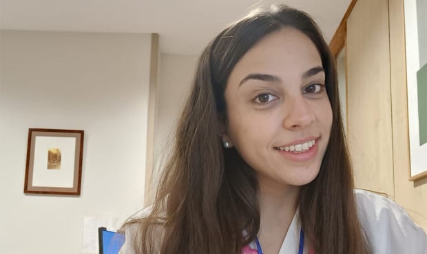 Amanda Alonso, enfermera y aspirante al MIR 2025, detalla cómo fue su camino hasta entrar a Medicina.