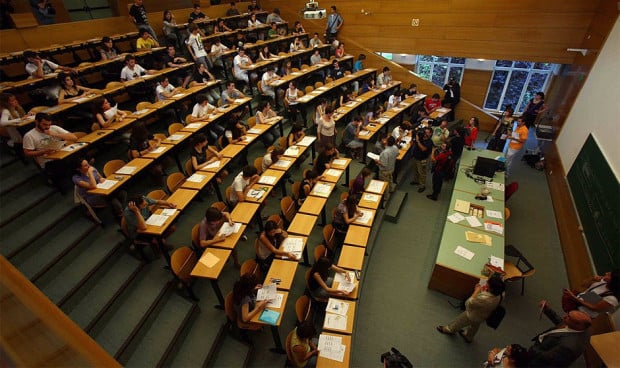 Una clase llena de estudiantes de Medicina.